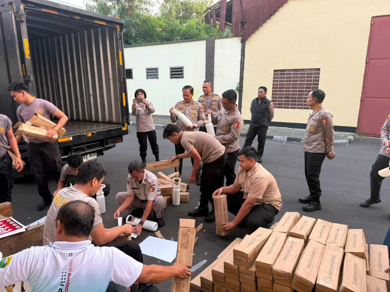 inp-dispatches-emergency-logistics-and-oxygen-supplies-for-forest-firefighting