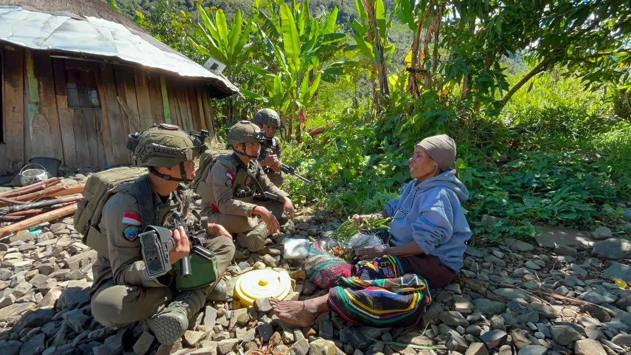 cartenz-task-force-conducts-humanistic-foot-patrols-in-puncak-jaya