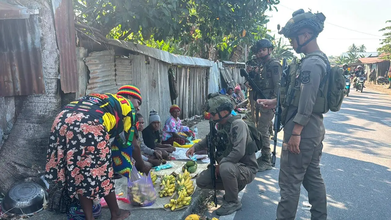 damai-cartenz-task-force-conducts-humanistic-patrols-in-nabire-papua