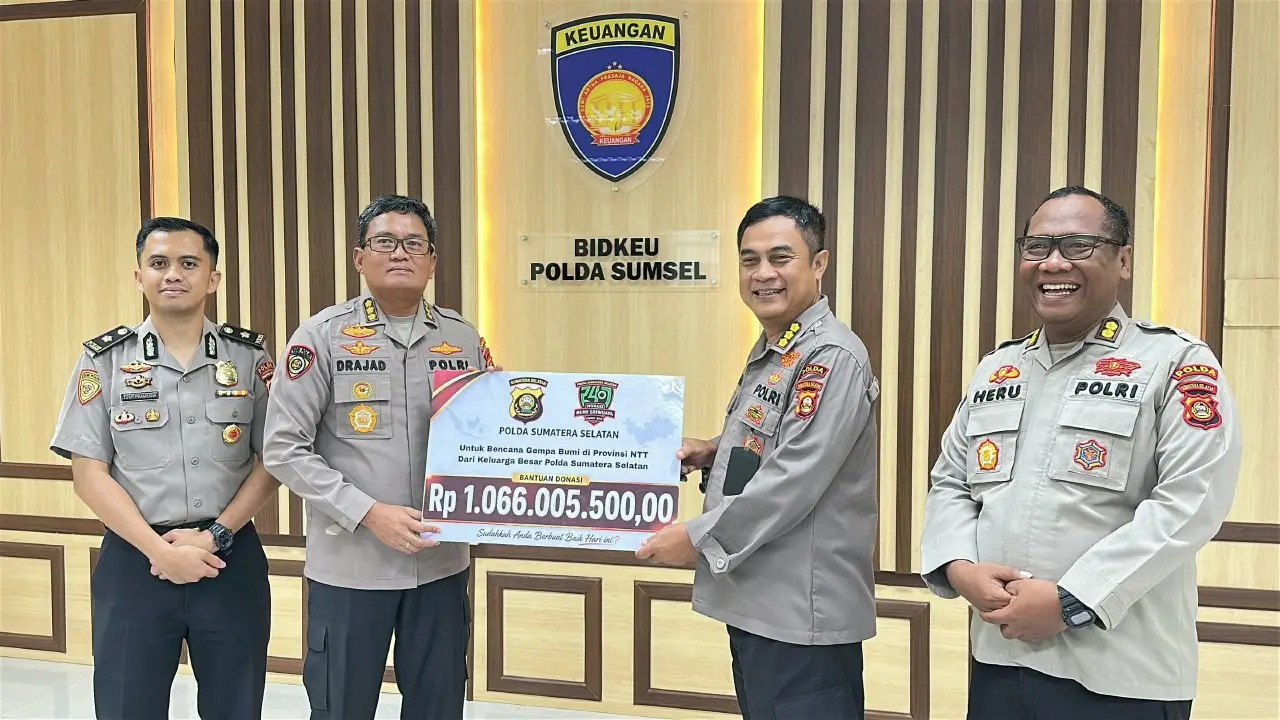 south-sumatra-police-donate-rp-106-billion-for-east-nusa-tenggara-earthquake-victims
