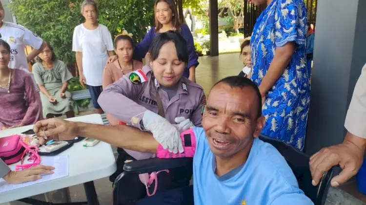 east-nusa-tenggara-police-deploy-trauma-healing-team-for-earthquake-survivors-in-manggarai