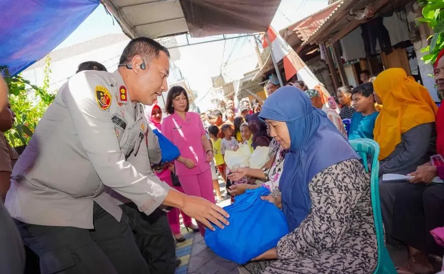 police-delivers-daily-supply-aid-through-luthfiedaily-berbagi-program-in-surabaya