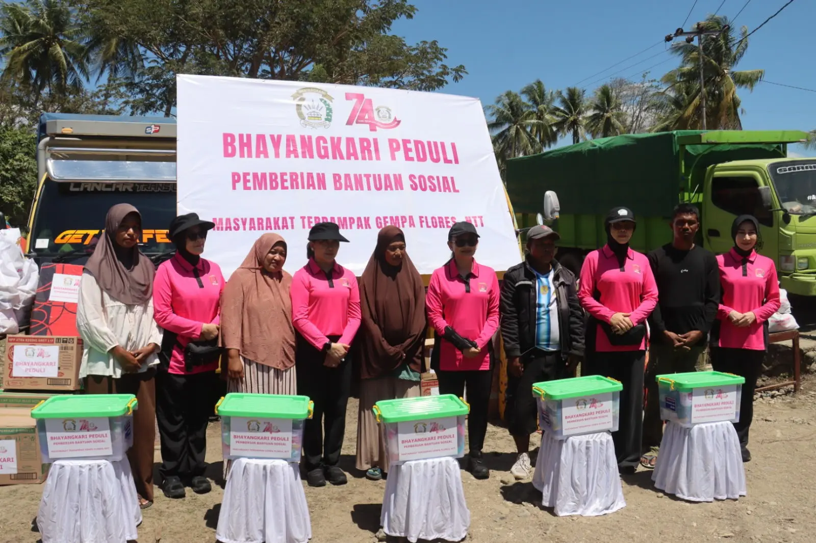bhayangkari-chairperson-visits-flores-earthquake-evacuation-post-delivering-aid
