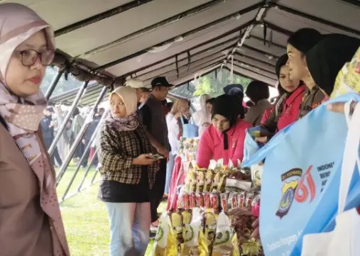 helping-people-gain-daily-supplies-at-affordable-price-cheap-market-held-by-police-in-yogyakarta