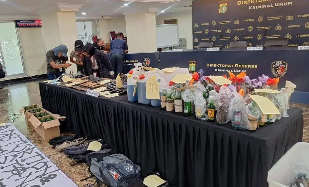 various-dangerous-objects-seized-by-police-during-the-demonstration-at-dpr