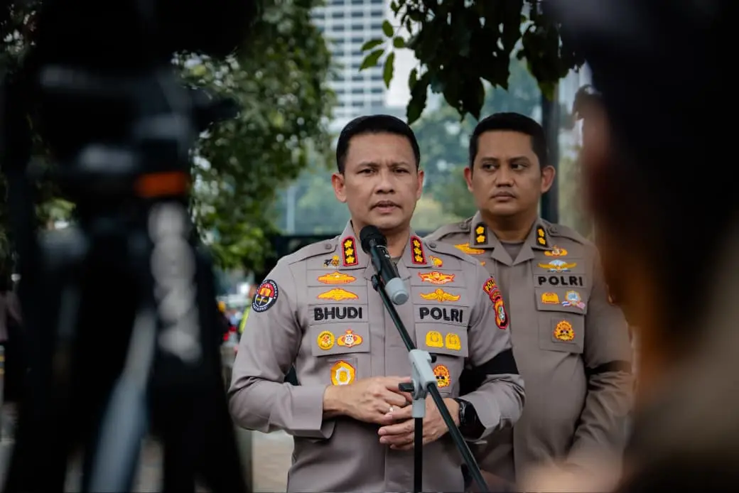 police-prepares-medical-personnel-for-people-and-officers-during-demonstration-at-dpr