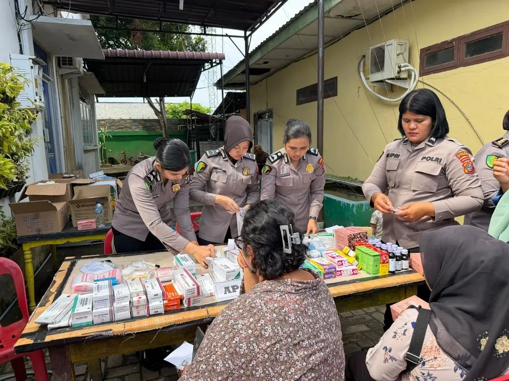 north-sumatra-female-police-hold-health-service-for-200-belawan-residents