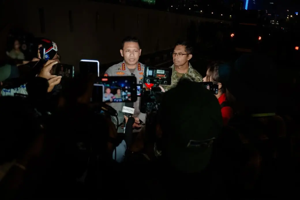 inp-use-water-cannon-to-disperse-protesters-in-jakarta