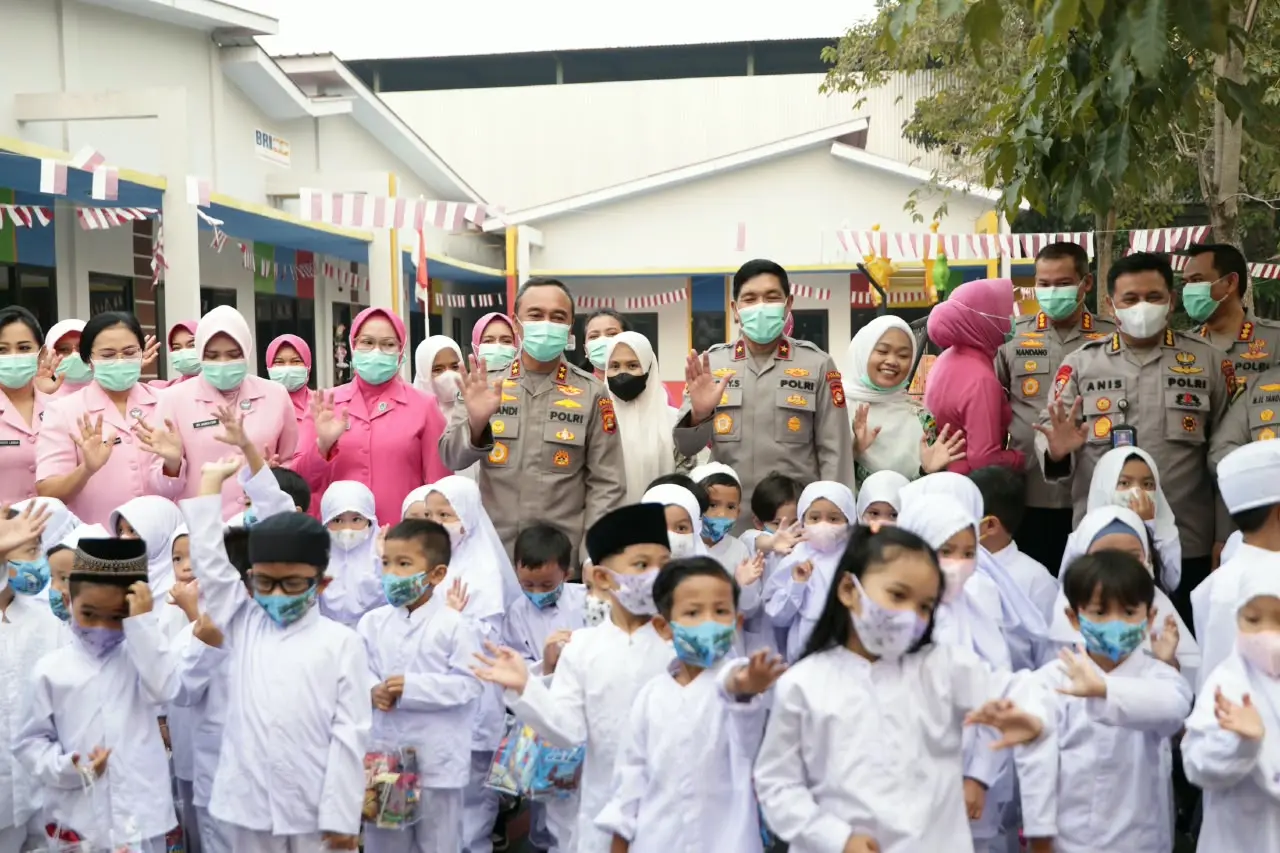south-sumatra-police-distribute-thousands-of-masks-to-prevent-fire-smoke-impact