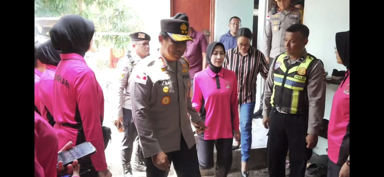 east-nusa-tenggara-police-chief-inspects-earthquake-damage-to-officers-homes-in-ende