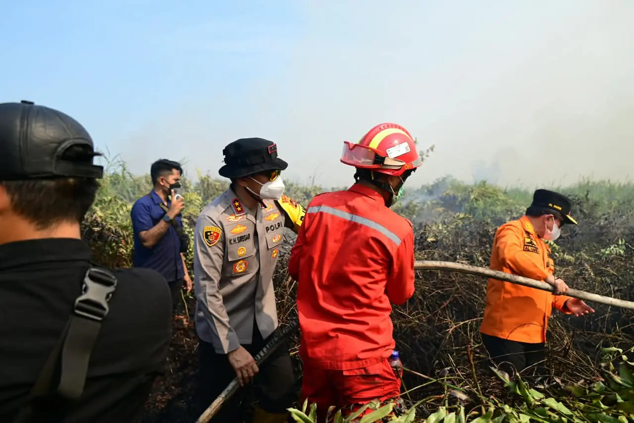 jambi-police-chief-and-officials-monitor-forest-fire-mitigation-in-east-tanjung-jabung