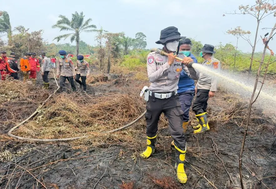 police-and-related-parties-moved-swiftly-in-extinguishing-wildfire-in-sarolangun
