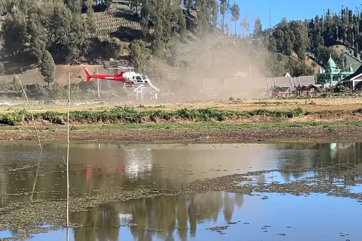 the-extinguish-of-semeru-mount-uses-water-bombing-helicopters