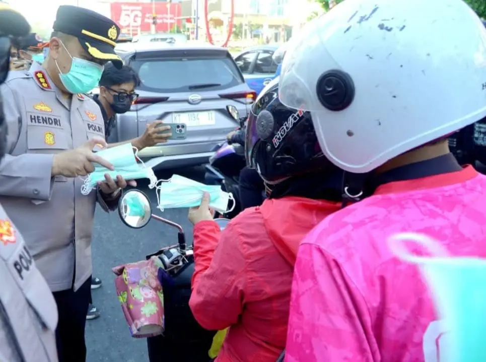 samarinda-police-distribute-10000-face-masks-amid-spiking-smoke-haze