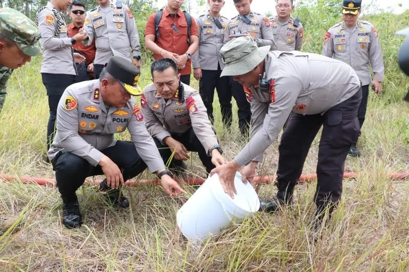 east-kalimantan-police-test-firebreak-method-to-control-forest-fires