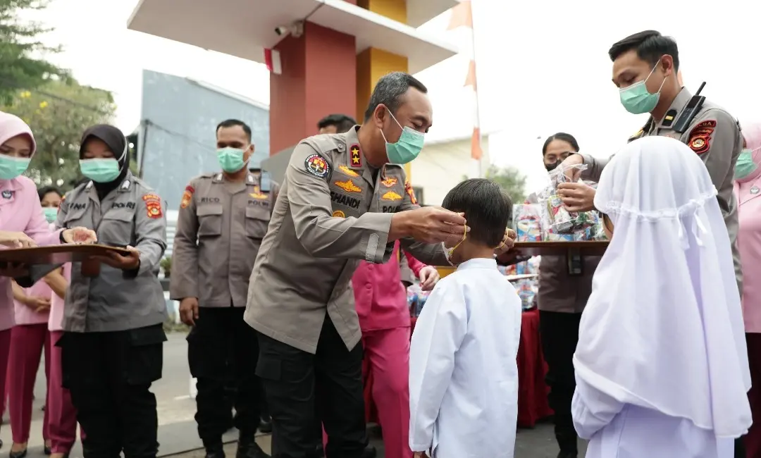south-sumatra-police-hand-out-thousands-of-masks-to-mitigate-fire-haze