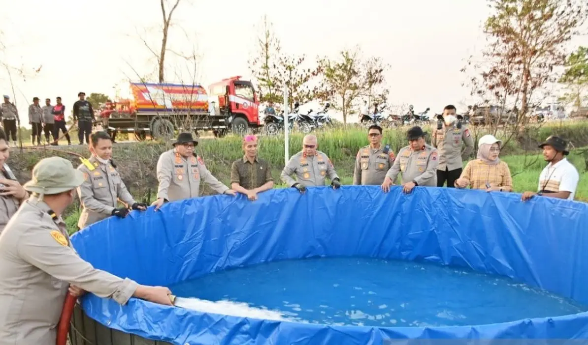 south-kalimantan-police-install-12-portable-pools-to-fight-forest-fires