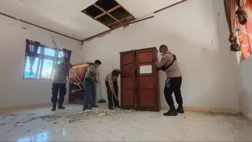 nagekeo-police-clean-earthquake-damaged-school-to-support-student-recovery