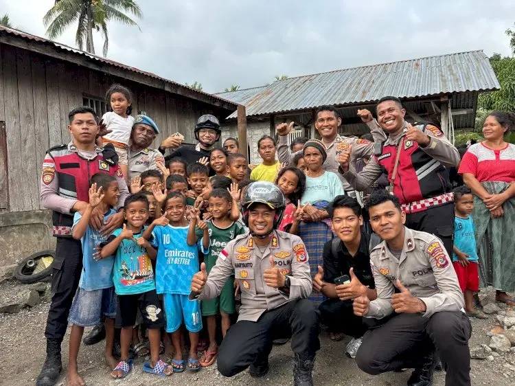 east-manggarai-police-chief-rides-motorcycle-to-deliver-aid-in-east-nusa-tenggara