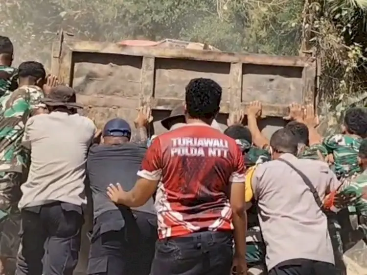 police-and-residents-clear-landslide-to-unblock-aid-route-in-palue-east-nusa-tenggara