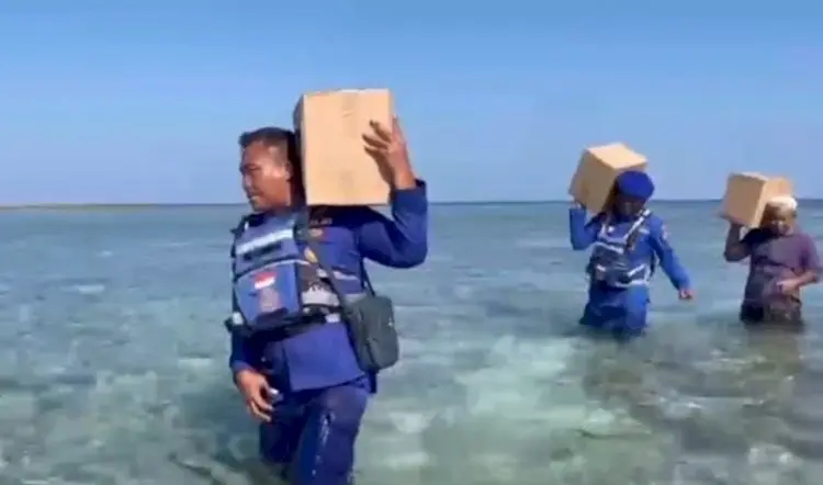 east-nusa-tenggara-police-deliver-146-aid-packages-to-sukun-island-earthquake-victims