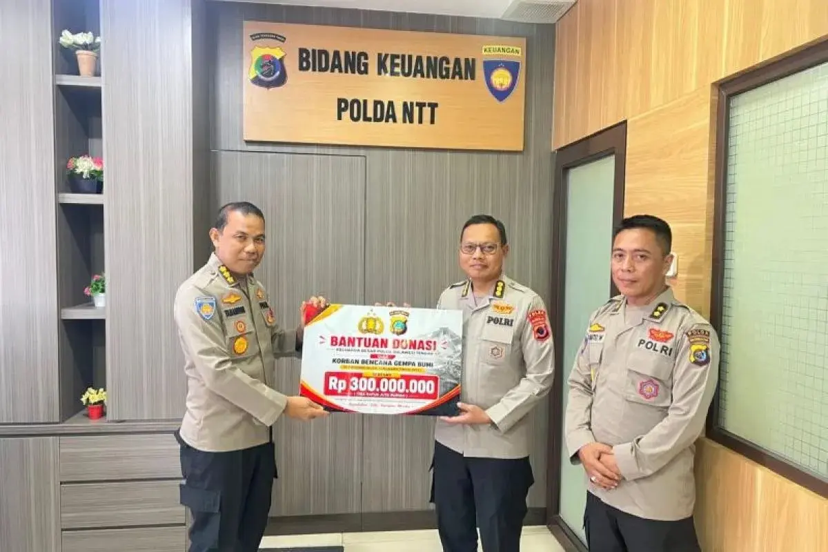 central-sulawesi-police-donate-rp-300-million-for-east-nusa-tenggara-earthquake-victims