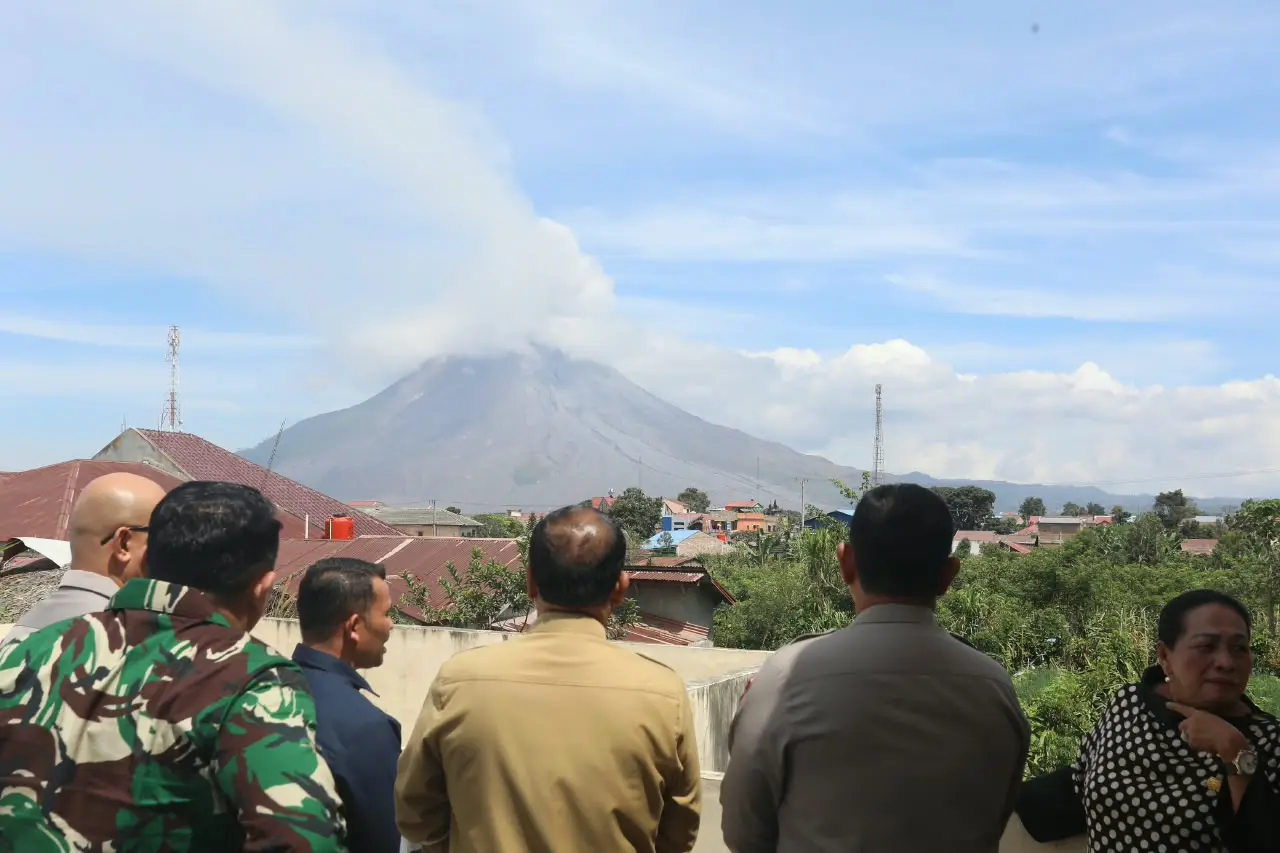 north-sumatra-police-chief-inspects-mount-sinabung-post-eruption-readiness
