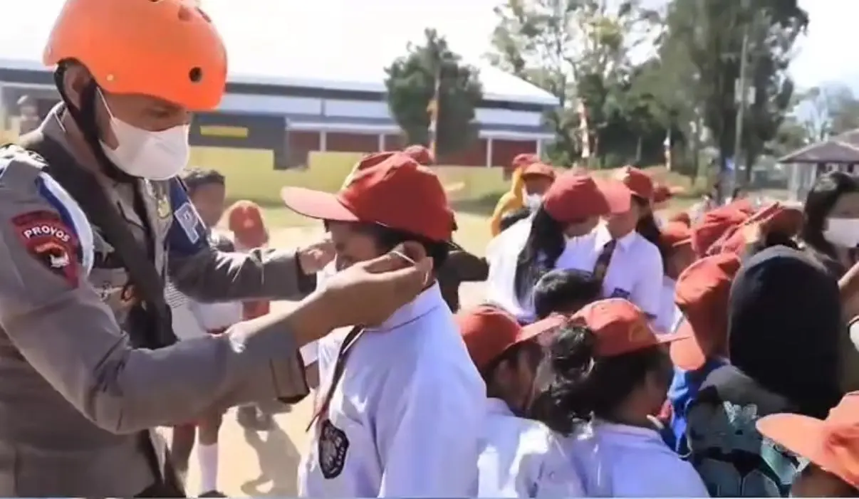 north-sumatra-brimob-distributes-free-masks-to-elementary-students-in-karo