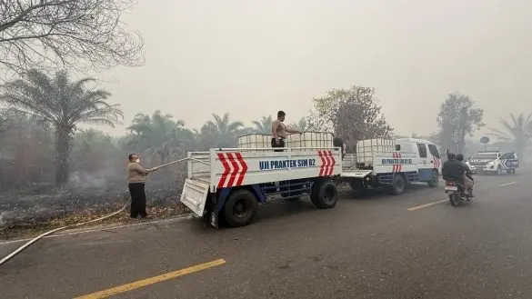 preventing-wildfire-from-spreading-traffic-police-joins-the-effort-of-extinguishing-the-fire