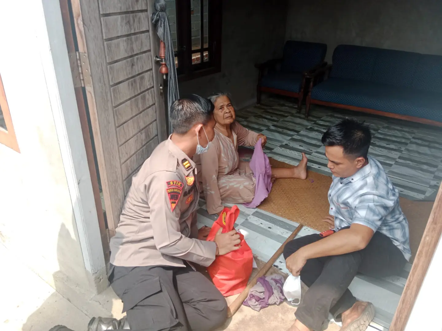 south-sumatra-police-conduct-door-to-door-fire-prevention-and-social-aid-in-muara-enim