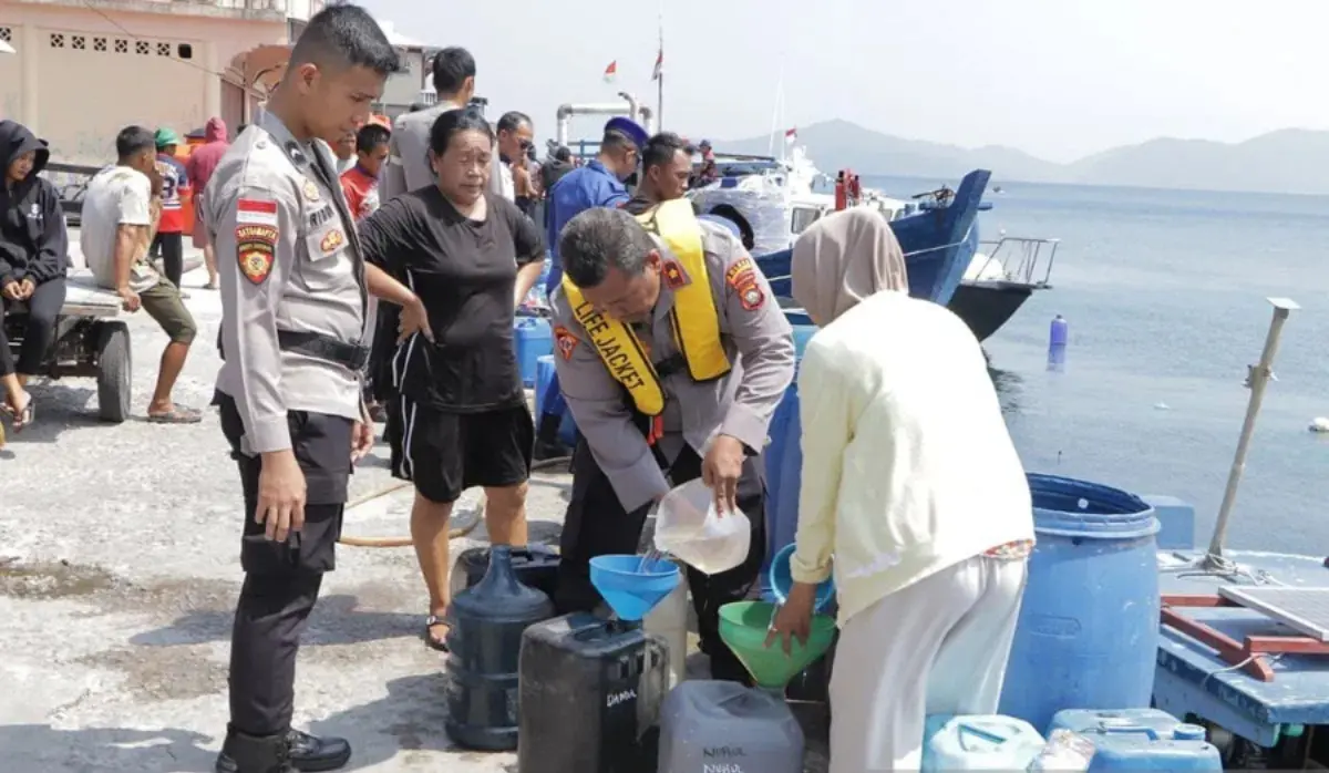 anambas-island-police-deliver-20-tons-of-fresh-water-to-drought-hit-sri-tanjung-village