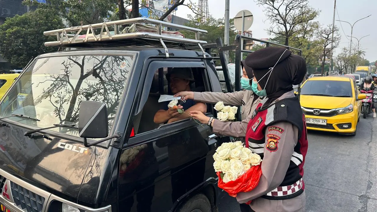south-sumatra-police-female-officers-distribute-1000-masks-amid-haze-risks