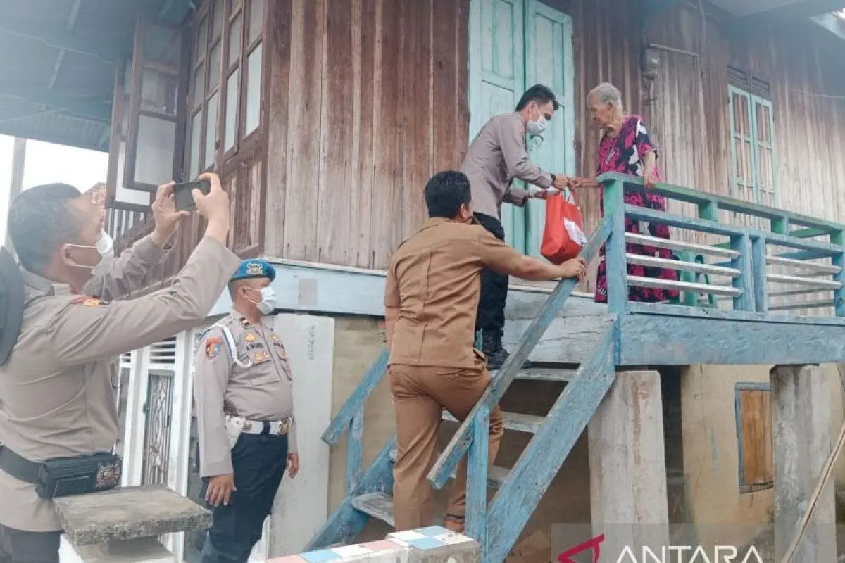 east-nusa-tenggara-police-chief-distributes-national-police-aid-to-earthquake-affected-officers