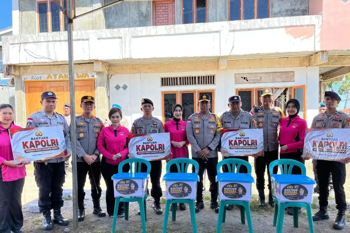 east-nusa-tenggara-police-chief-distributes-national-police-aid-to-earthquake-affected-officers
