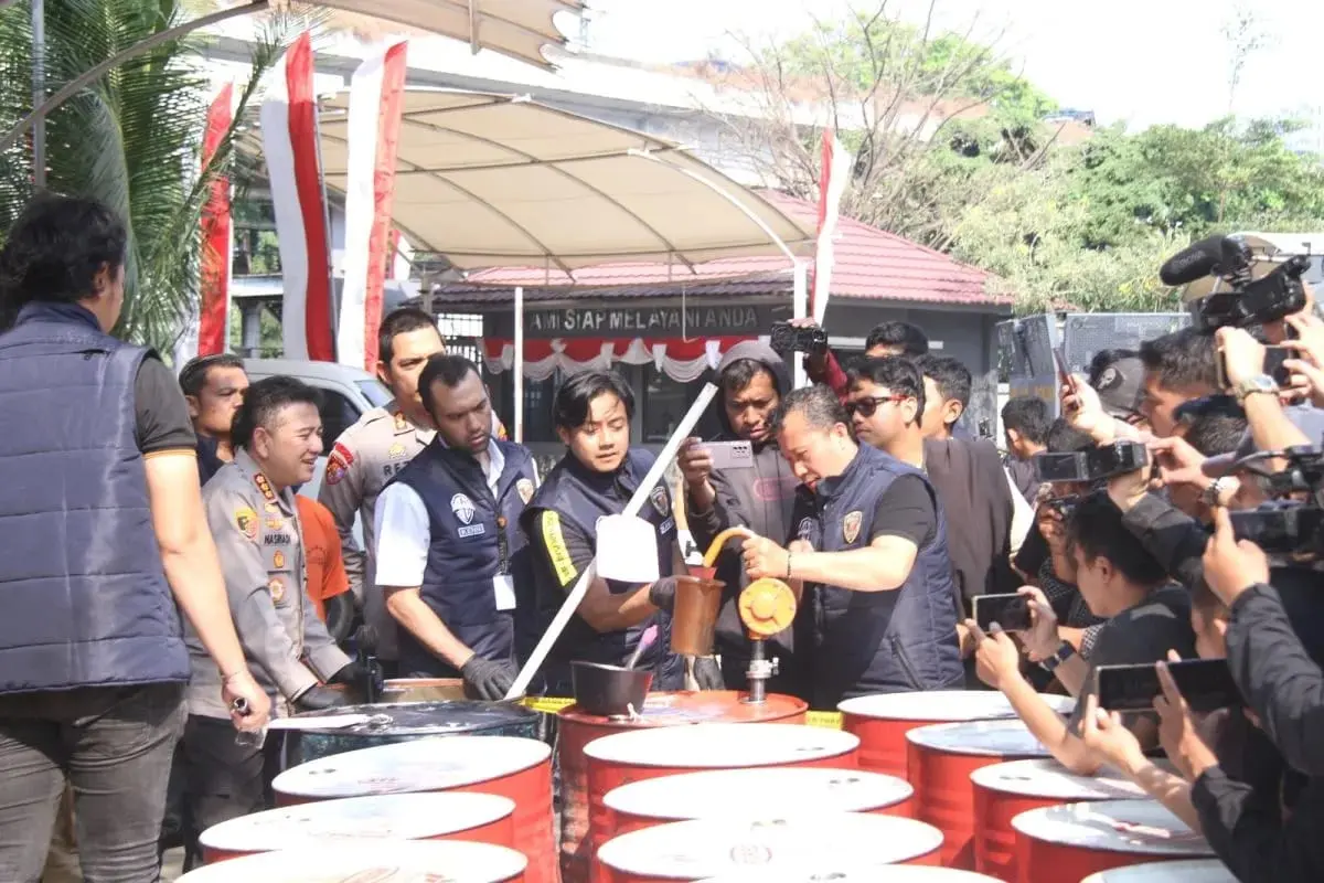 police-bust-forged-oil-production-in-west-jakarta