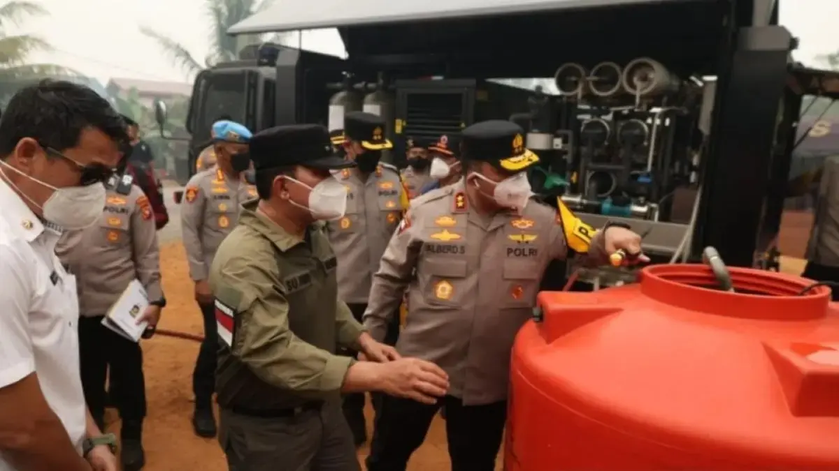 west-kalimantan-police-provide-health-services-water-amid-fire-haze