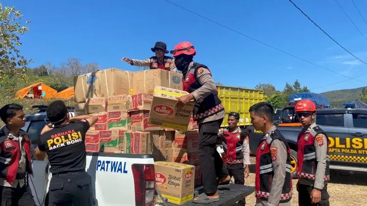 east-nusa-tenggara-police-distribute-relief-and-school-supplies-after-flores-earthquake