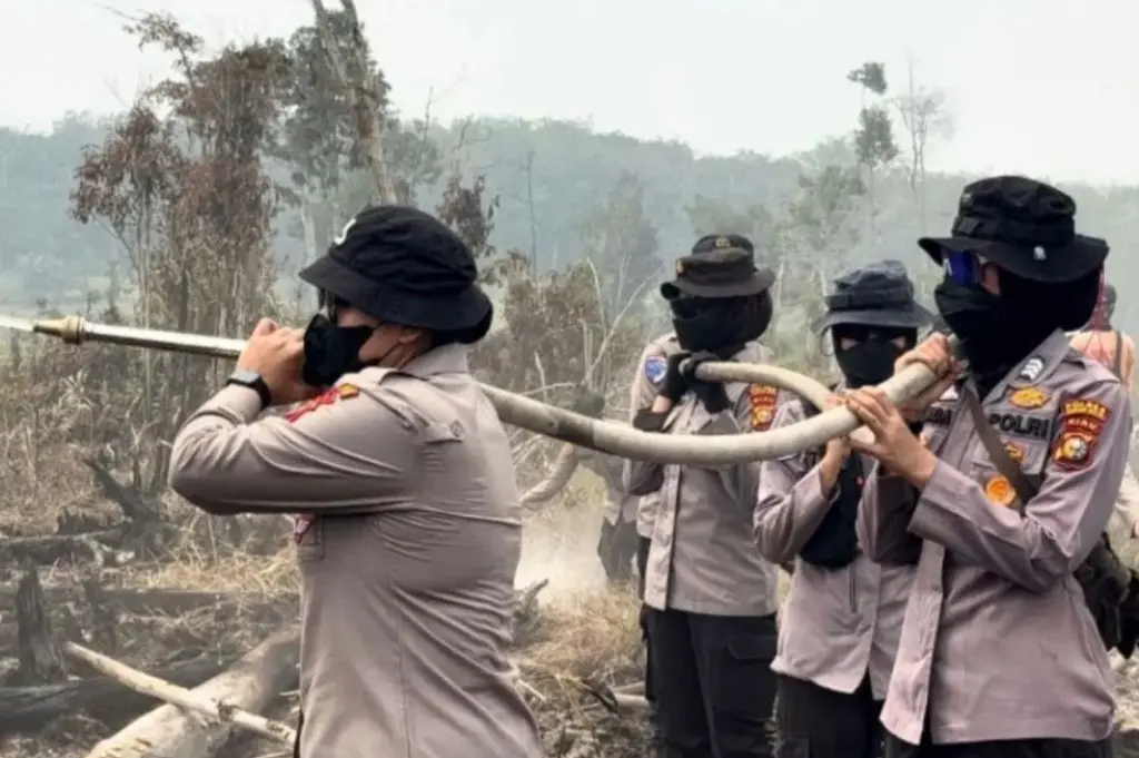 police-women-joins-the-effort-of-wildfire-handling-in-riau