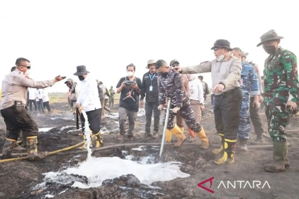 police-cool-off-the-burned-peatland-in-central-kalimantan-with-surfactant-liquid