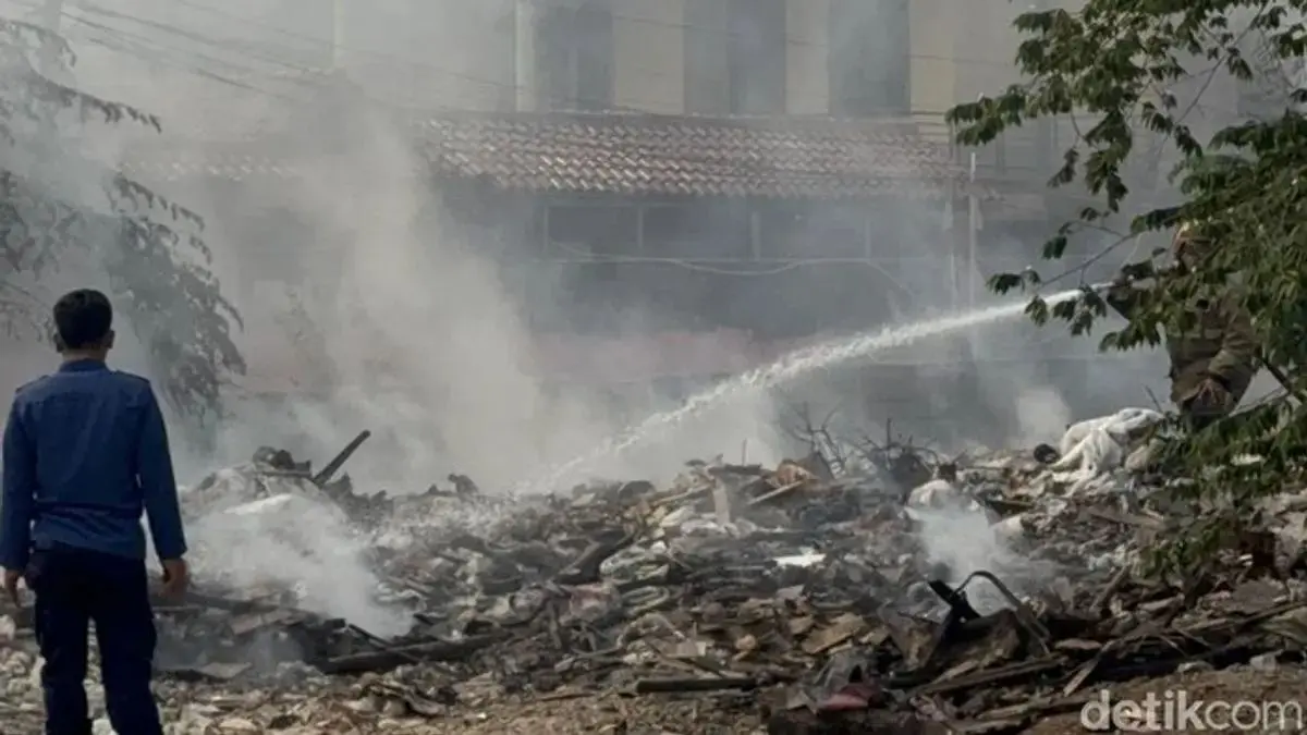 police-investigate-waste-pile-fire-in-east-ciputat