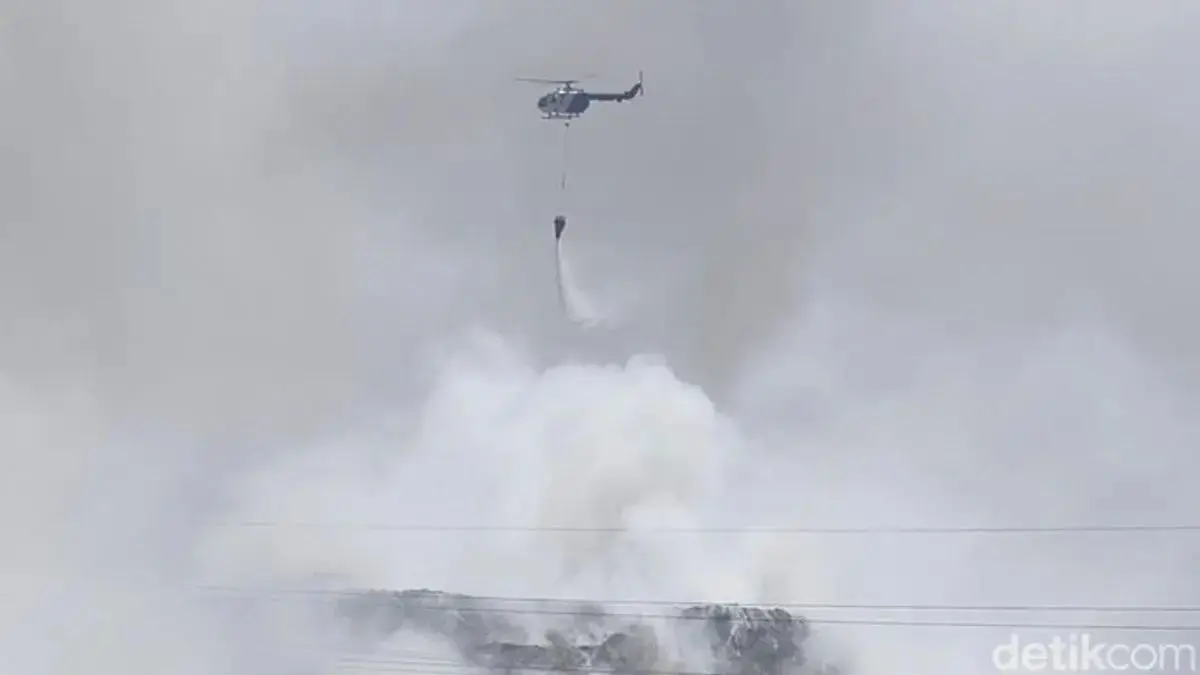 police-deploy-water-bombing-helicopter-for-cempo-landfill-fire-in-surakarta