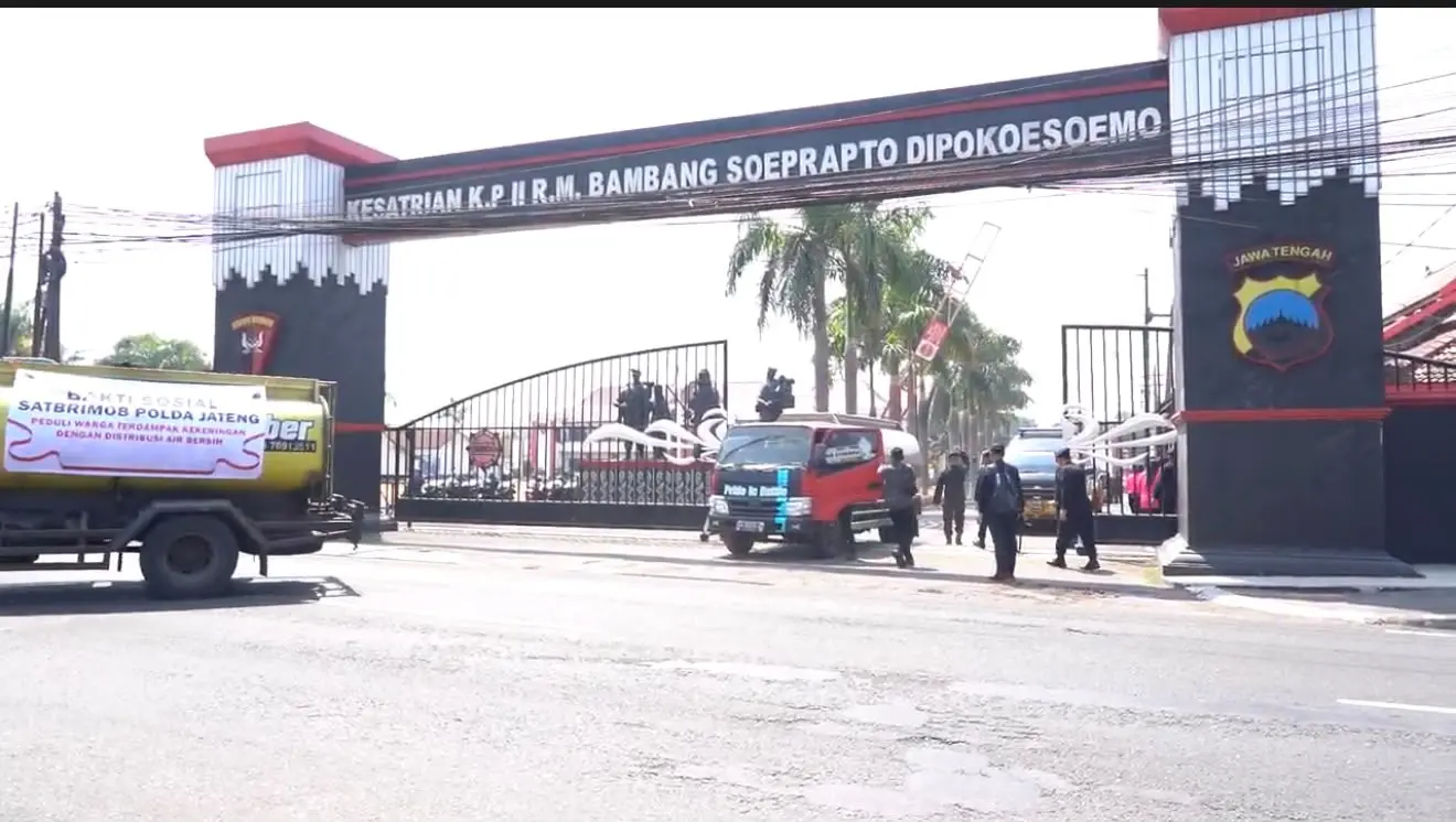 central-java-brimob-distributes-50000-liters-of-water-in-semarang