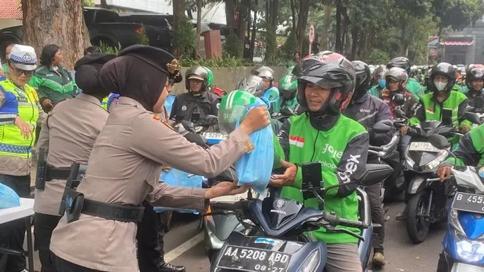 metro-jaya-distributes-food-packages-to-online-taxi-drivers