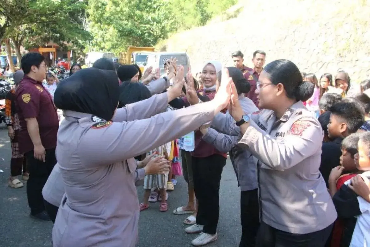 papua-police-provide-trauma-healing-for-child-fire-victims-in-jayapura