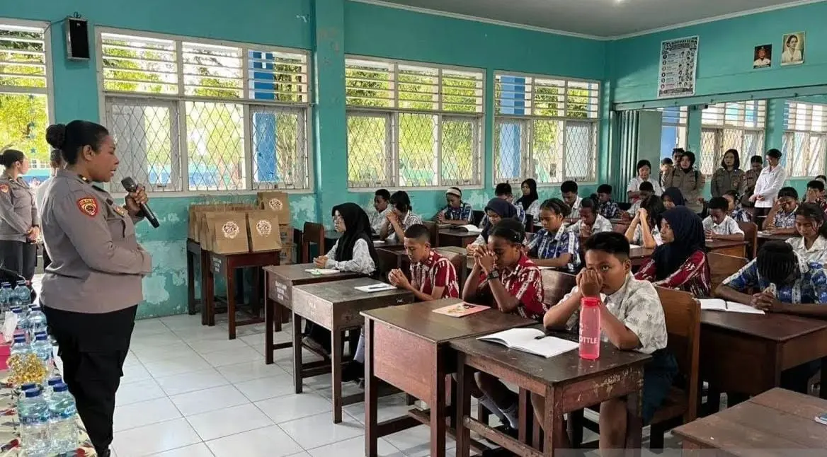 papua-female-officers-educate-nabire-students-on-cyberbullying-and-online-safety