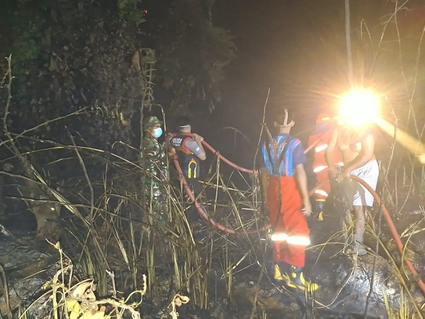 joint-police-force-extinguishes-midnight-wildfire-in-tabang-east-kalimantan