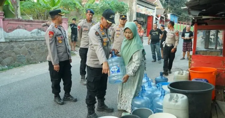 west-java-police-distribute-water-and-aid-to-drought-hit-sumedang