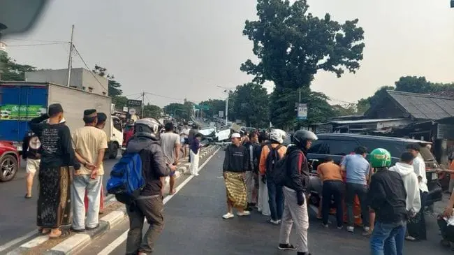 tragic-multi-vehicle-crash-in-west-jakarta-kills-family-of-three