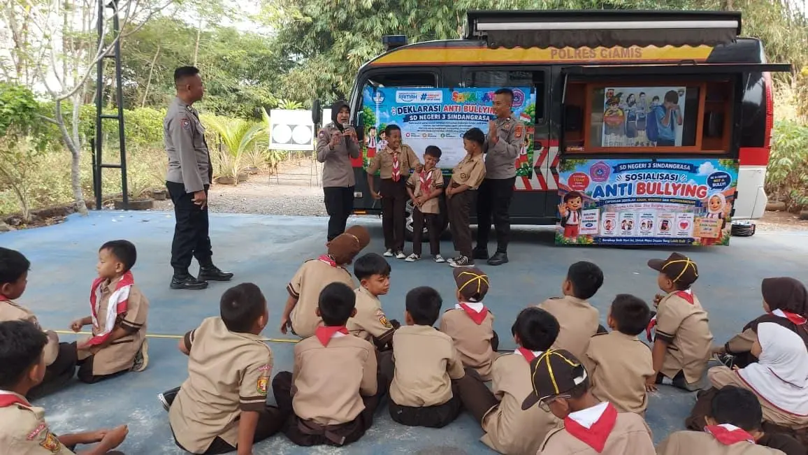ciamis-police-conduct-anti-bullying-education-at-elementary-school