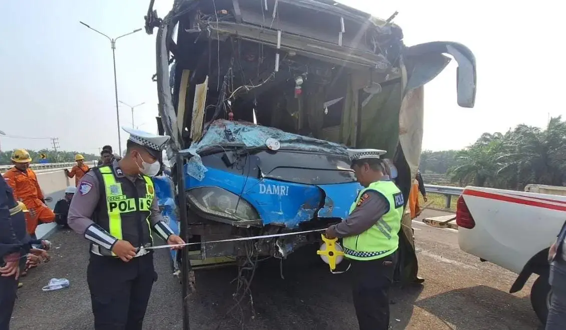 reduced-visibility-from-haze-triggers-bus-crash-on-palembang-indralaya-toll-road